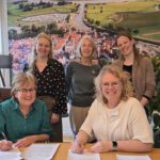 De adoptieovereenkomst is getekend!